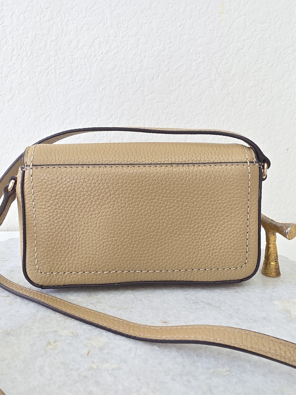 Marc Jacobs Pebbled Tan Leather Crossbody with Gold Logo - Picture 2 of 9